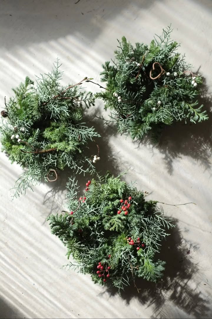 深緑のクリスマスリース